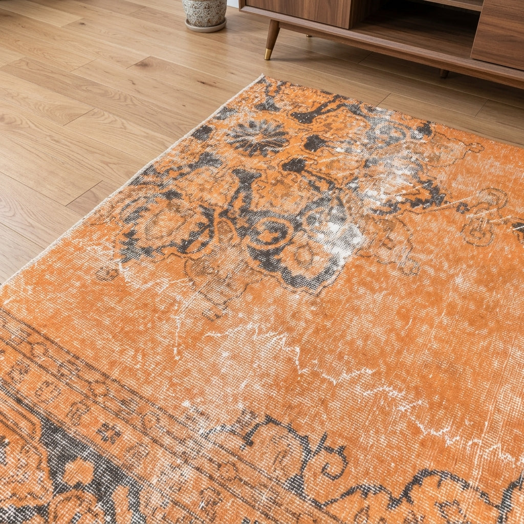 Oriental pattern on the Isonoma vintage area rug – handmade in Anatolia, Turkey
