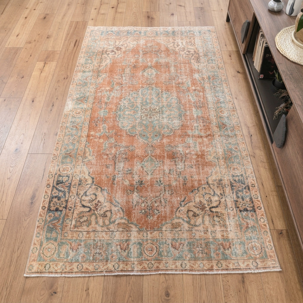 Oriental pattern on the Isikruh vintage area rug – handmade in Anatolia, Turkey