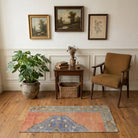 Tribal pattern on the Dilmelek Dogangun vintage area rug – handmade in Anatolia, Turkey