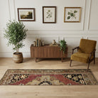 Oriental pattern on the Nesterenhayat vintage runner rug – handmade in Anatolia, Turkey