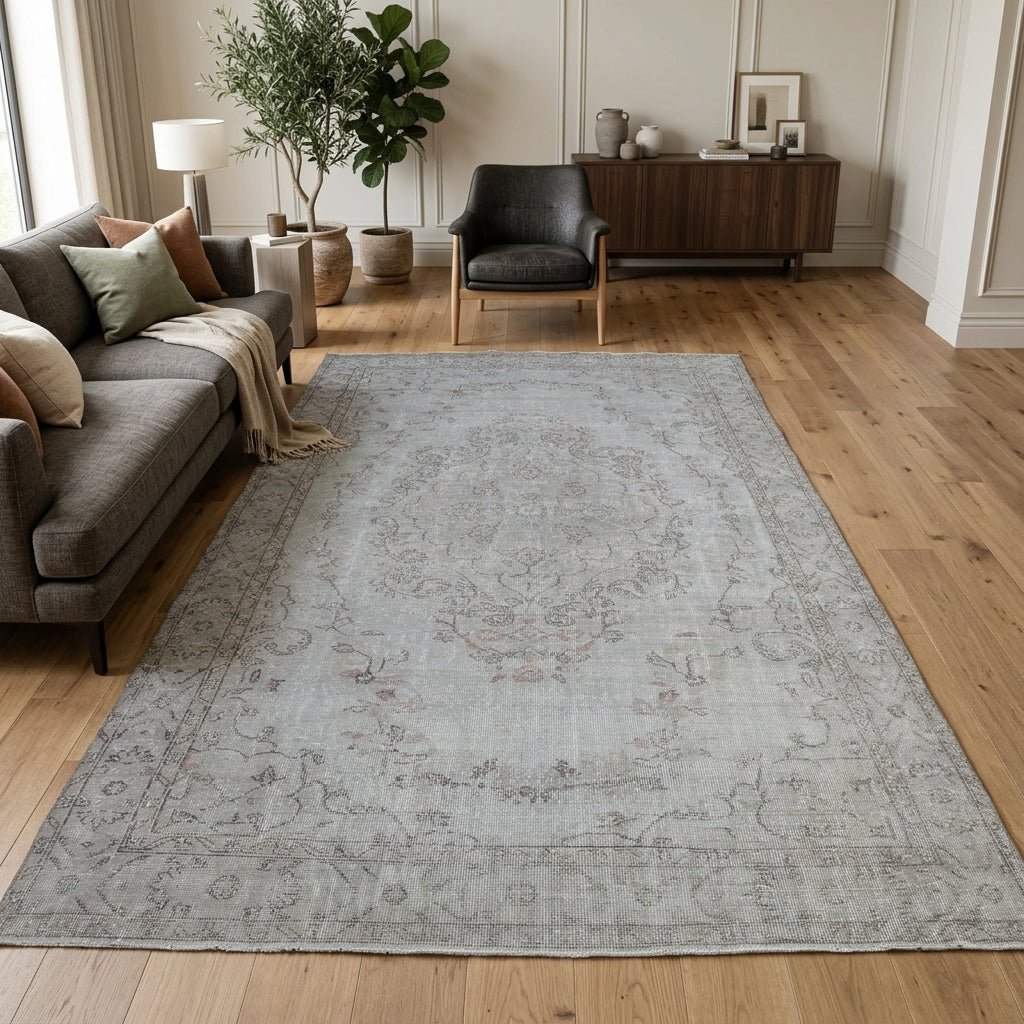 Oriental pattern on the Berraknur Esenbike vintage area rug – handmade in Anatolia, Turkey