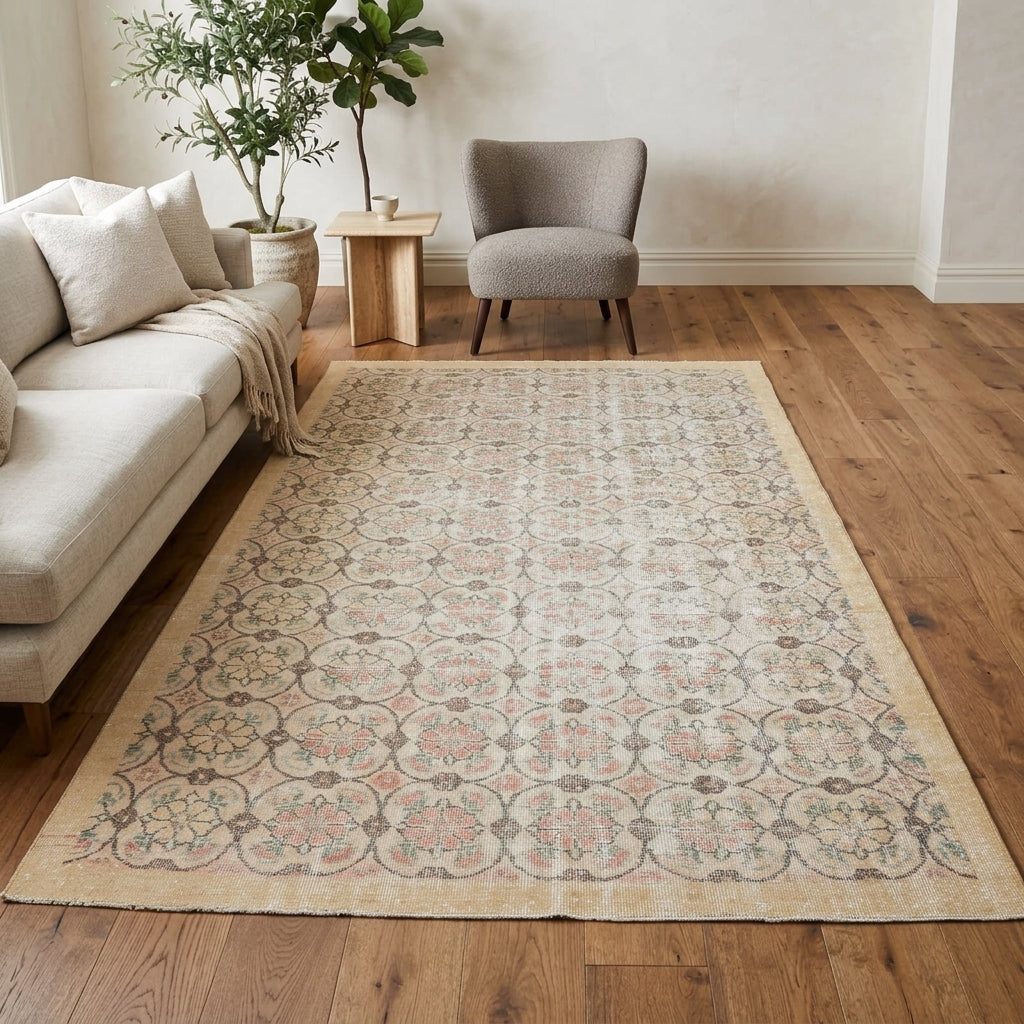 Floral pattern on the Bengitac Eseri vintage area rug – handmade in Anatolia, Turkey