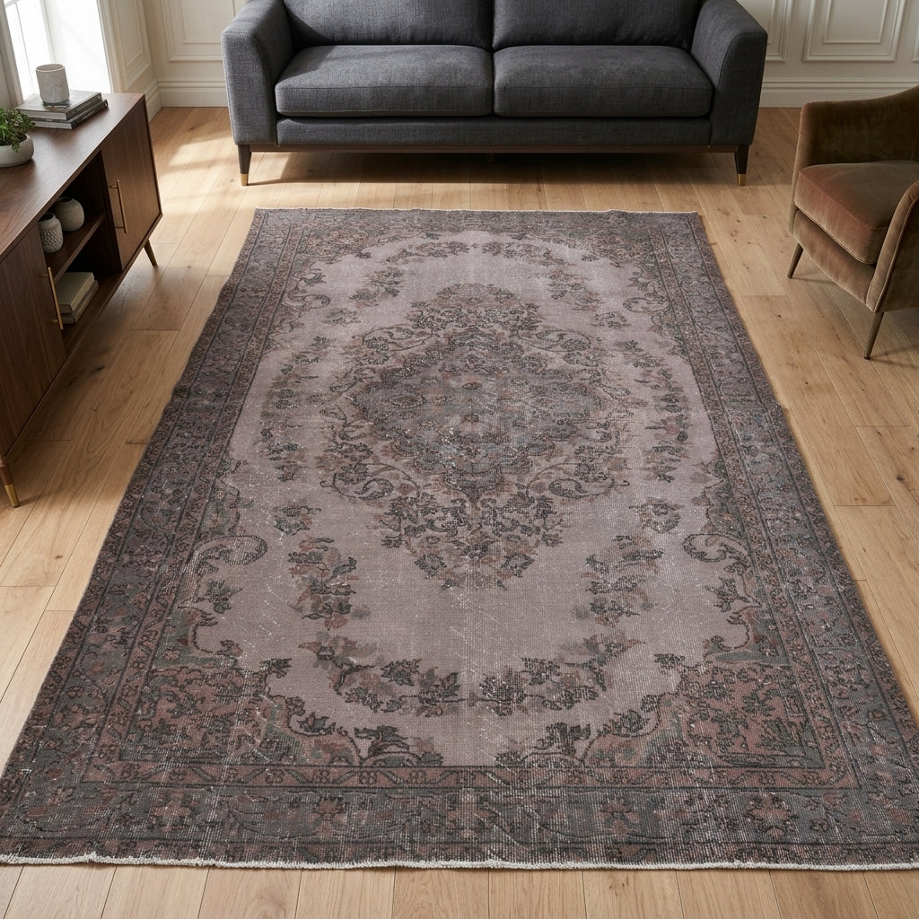 Oriental pattern on the Delphichoria vintage area rug – handmade in Anatolia, Turkey