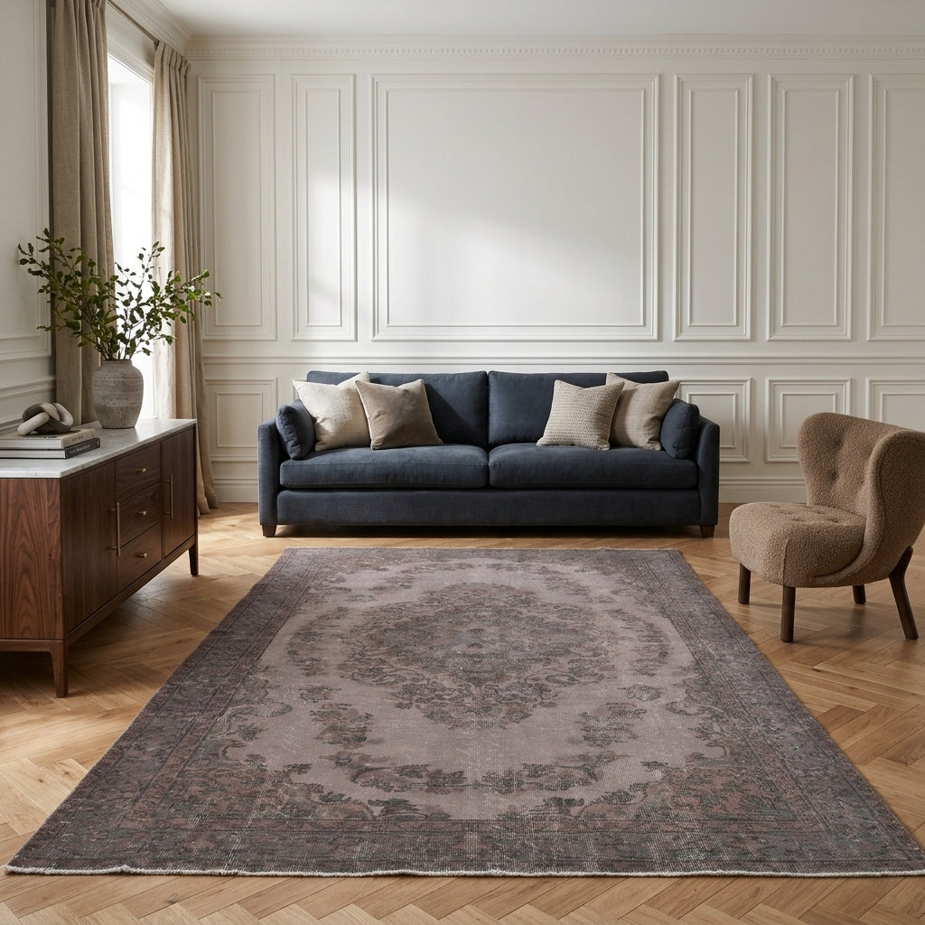 Damask pattern on the Atlas Estella retro vintage area rug – handmade in Anatolia, Turkey