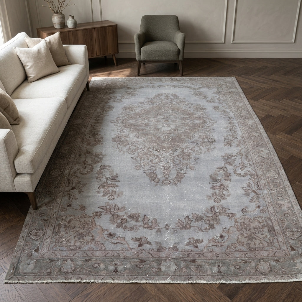 Oriental pattern on the Iache vintage area rug – handmade in Anatolia, Turkey