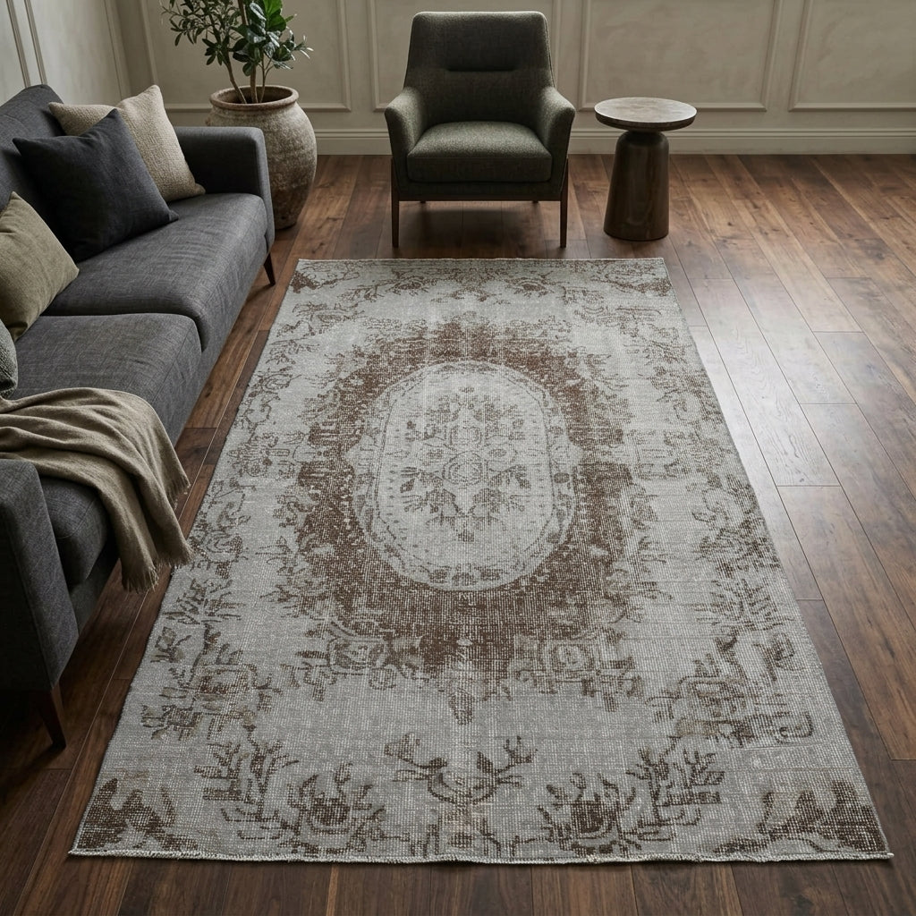 Oriental pattern on the Husnefsan vintage area rug – handmade in Anatolia, Turkey