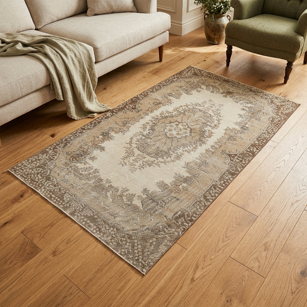 Oriental pattern on the Husnban vintage area rug – handmade in Isparta, Turkey