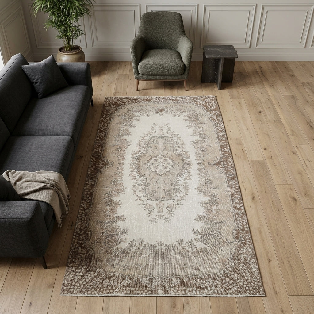 Oriental pattern on the Husnban vintage area rug – handmade in Isparta, Turkey