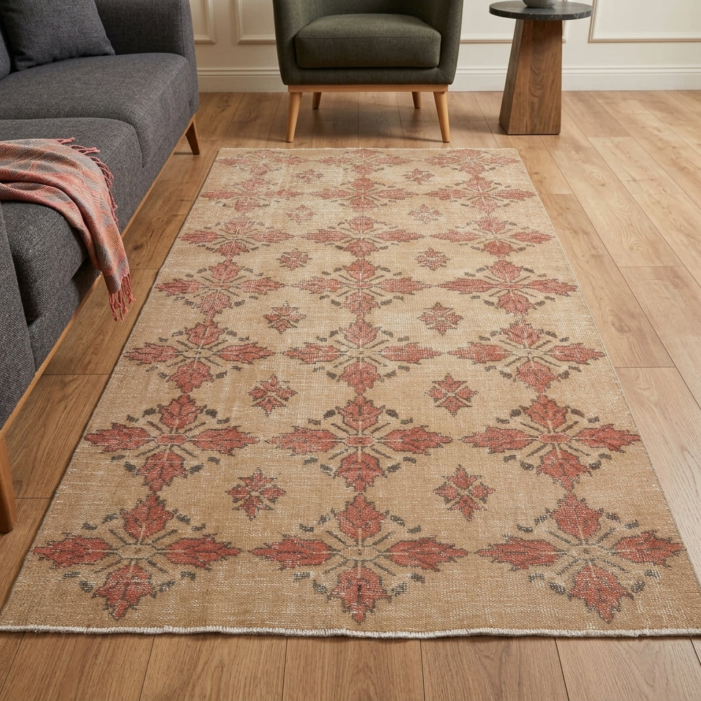 Ikat pattern on the Hurrembahar vintage area rug – handmade in Anatolia, Turkey