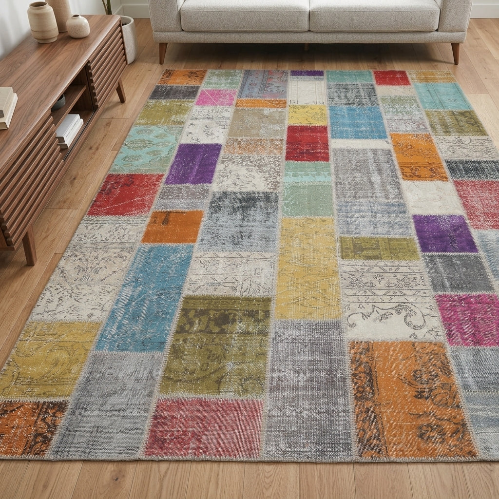 Solid pattern on the Zerrincihan Gabriella vintage patchwork area rug – handmade in Anatolia, Turkey