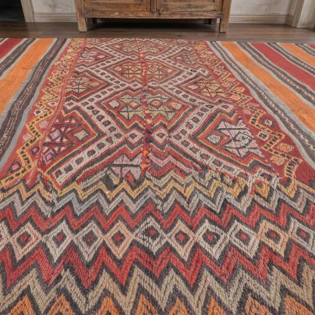Tribal pattern on the Yelizbike vintage kilim rug – handwoven flatweave in Anatolia, Turkey