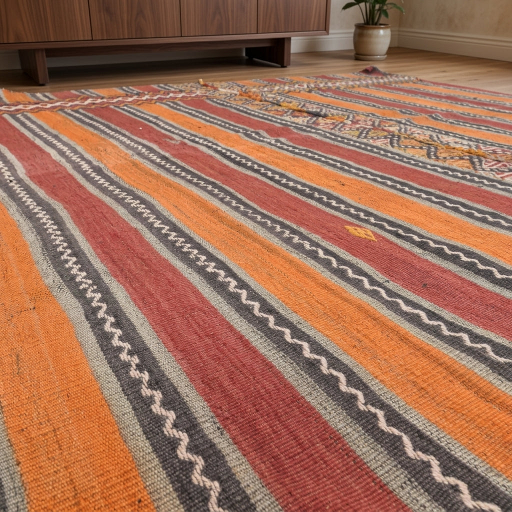 Striped pattern on the Yaseminter vintage kilim rug – handwoven flatweave in Anatolia, Turkey