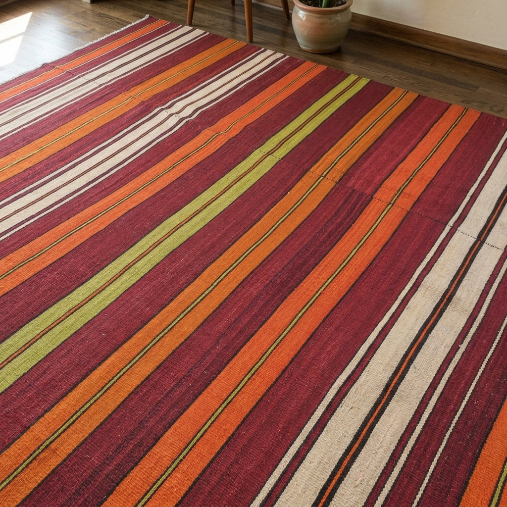 Striped pattern on the Yapraknur vintage kilim rug – handwoven flatweave in Anatolia, Turkey
