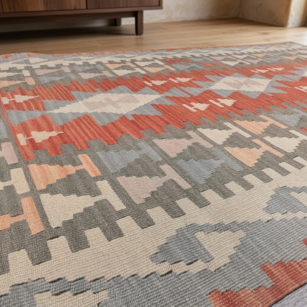 Oriental pattern on the Vefay vintage kilim rug – handwoven flatweave in Anatolia, Turkey