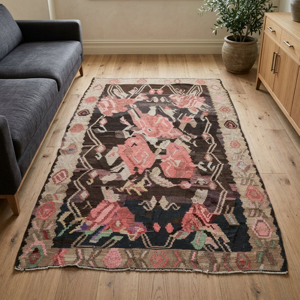 Pattern on the Gumusbahce vintage kilim rug – handwoven flatweave in Anatolia, Turkey