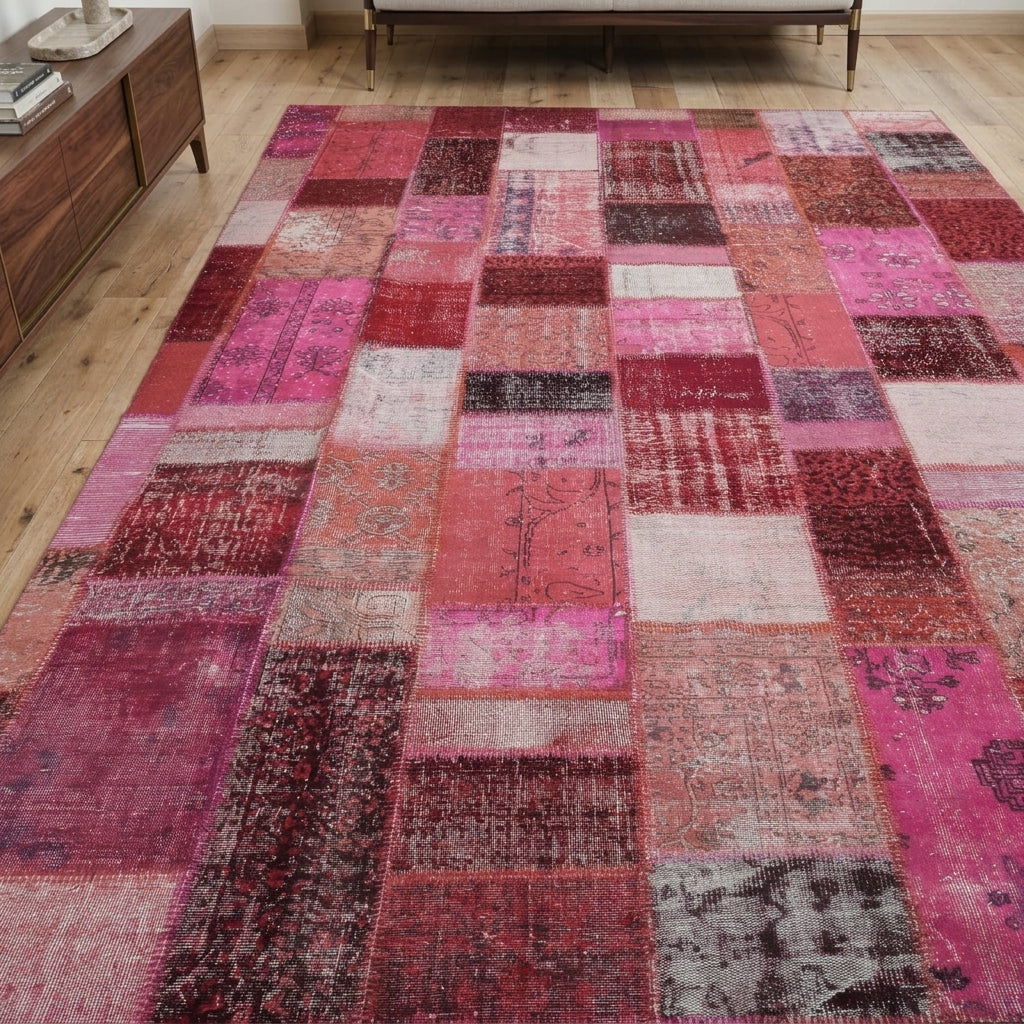 Solid pattern on the Zenochoria Gelincik vintage patchwork area rug – handmade in Anatolia, Turkey