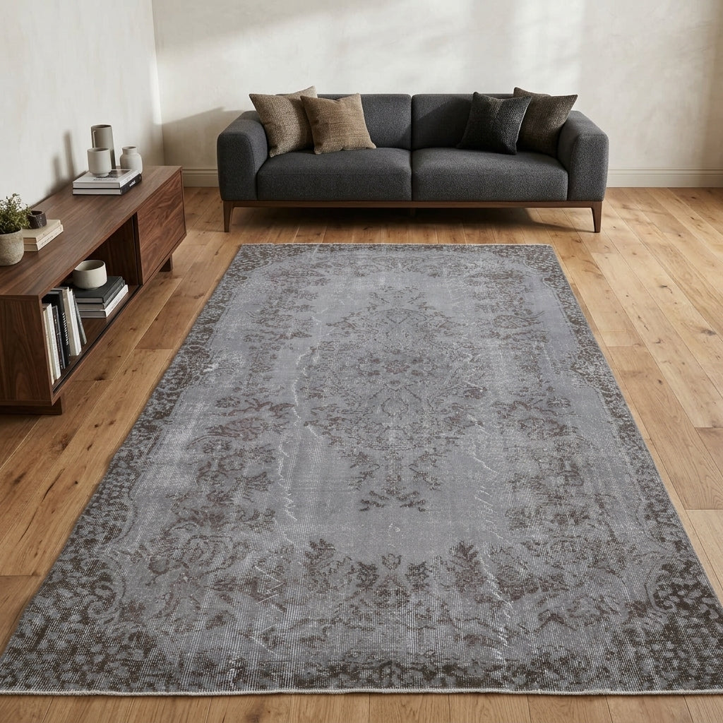 Tribal pattern on the Yesimhayat Giselle vintage area rug – handmade in Anatolia, Turkey