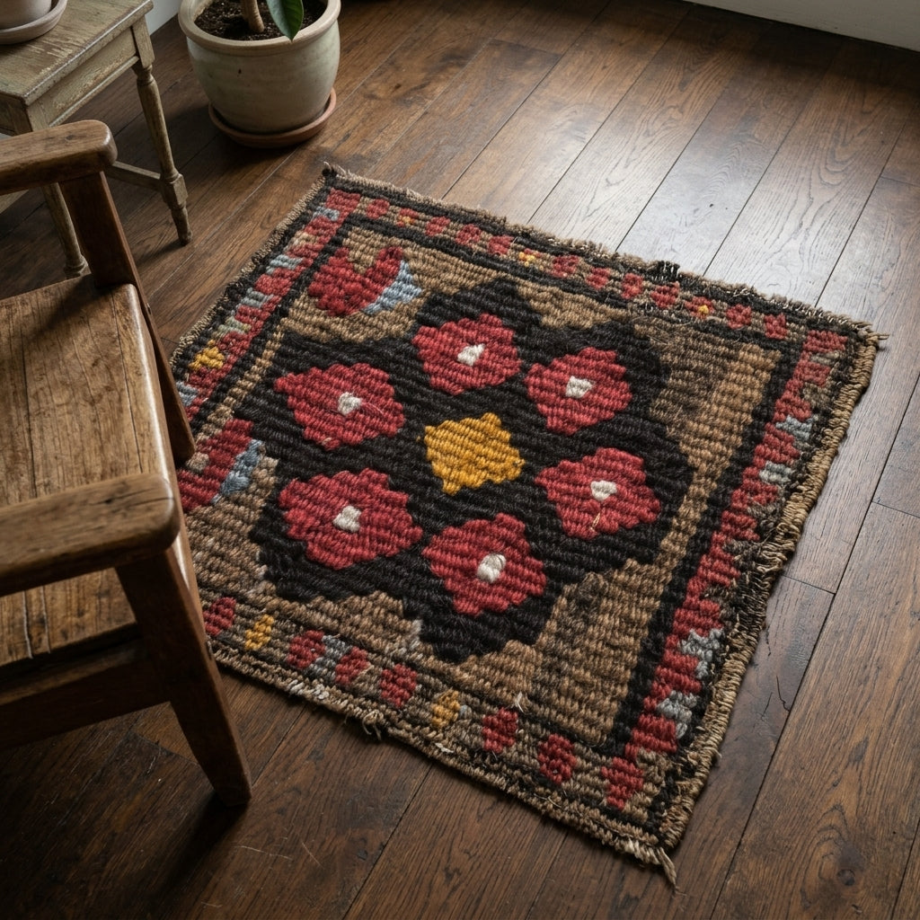 Tribal pattern on the Tarabpeyker Gulshen vintage kilim runner rug – handwoven flatweave in Sivas, Turkey