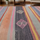 Solid pattern on the Tuncbike vintage kilim runner rug – handwoven flatweave in Anatolia, Turkey