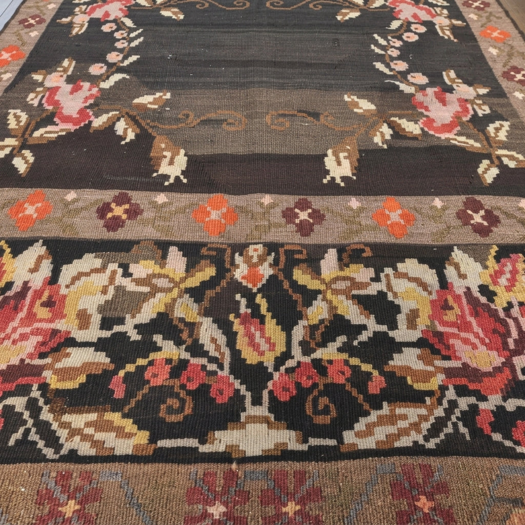 Pattern on the Tuznaz vintage kilim rug – handwoven flatweave in Anatolia, Turkey