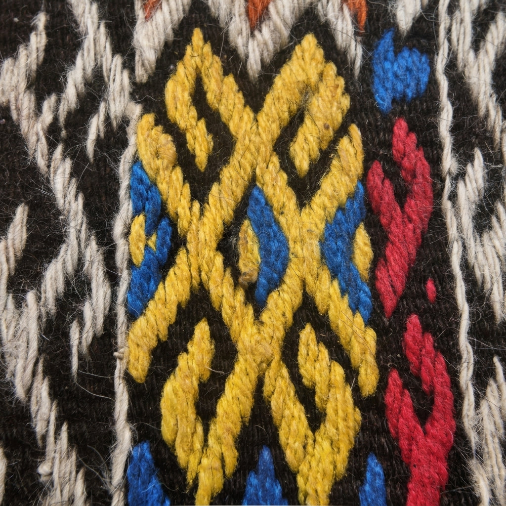 Tribal pattern on the Stenophaessa Gunyaruk vintage kilim rug – handwoven flatweave in Sivas, Turkey