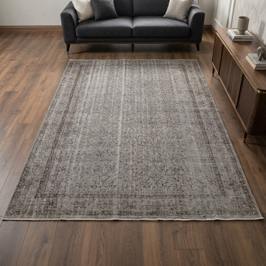 Floral pattern on the Zibayar Francesca vintage area rug – handmade in Hereke, Turkey