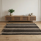 Striped pattern on the Silakusa Halle vintage kilim rug – handwoven flatweave in Sivas, Turkey