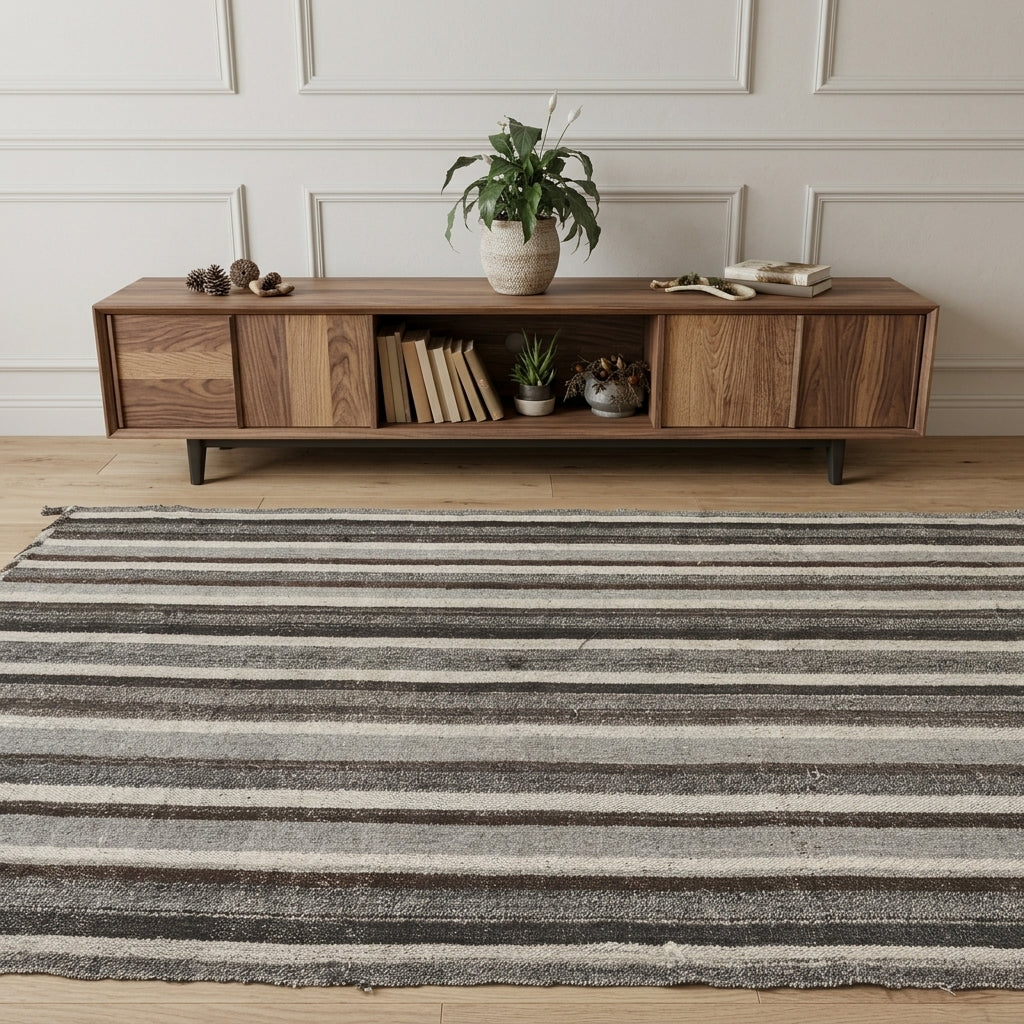 Striped pattern on the Sevruh Harriet vintage kilim rug – handwoven flatweave in Sivas, Turkey