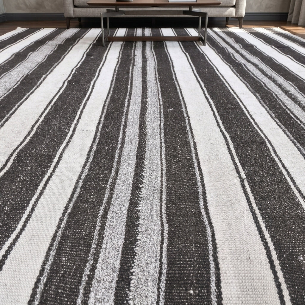 Striped pattern on the Sevdadeniz Hattie vintage kilim rug – handwoven flatweave in Sivas, Turkey