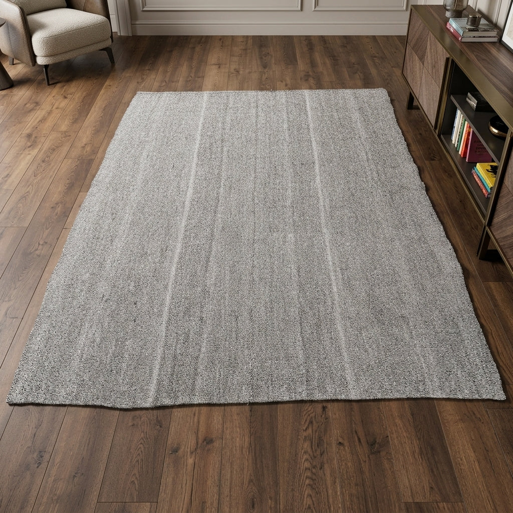 Solid pattern on the Eirenesthene vintage area rug – handmade in Anatolia, Turkey
