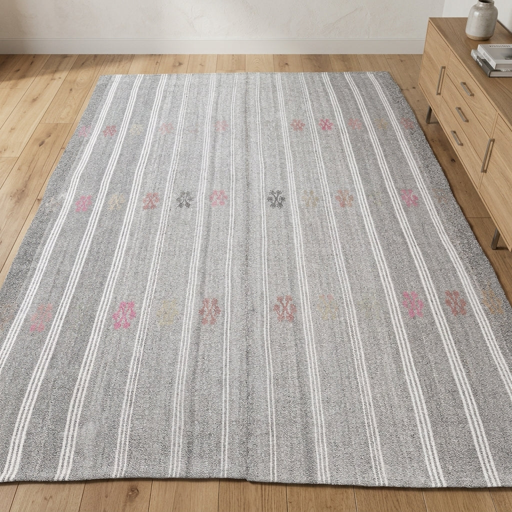 Striped pattern on the Eirenaia vintage kilim rug – handwoven flatweave in Anatolia, Turkey