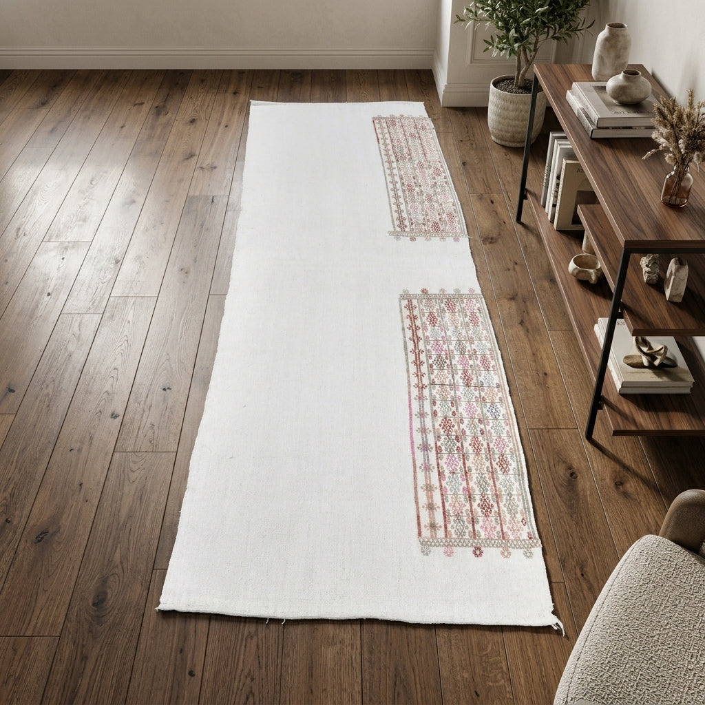 Solid pattern on the Soraya vintage kilim runner rug – handwoven flatweave in Anatolia, Turkey