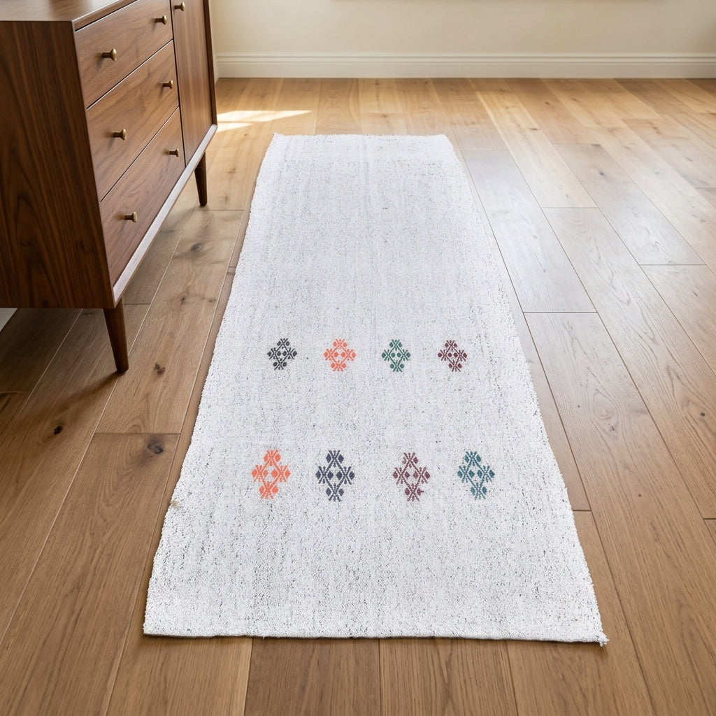 Solid pattern on the Smaragdomene vintage kilim runner rug – handwoven flatweave in Anatolia, Turkey