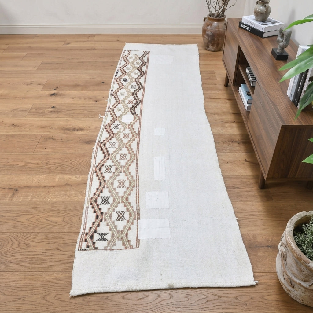 Solid pattern on the Smaragdolampe vintage kilim runner rug – handwoven flatweave in Anatolia, Turkey