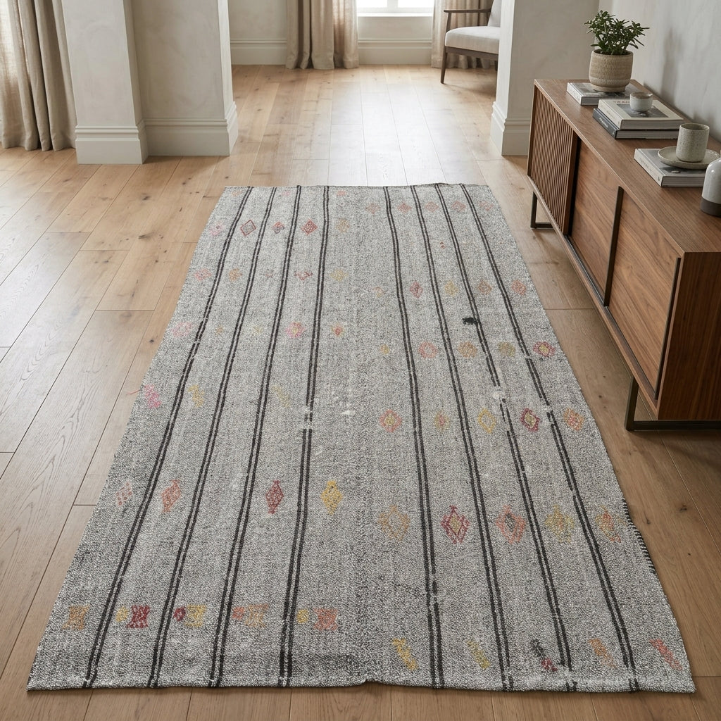 Striped pattern on the Kadifetac vintage kilim rug – handwoven flatweave in Anatolia, Turkey