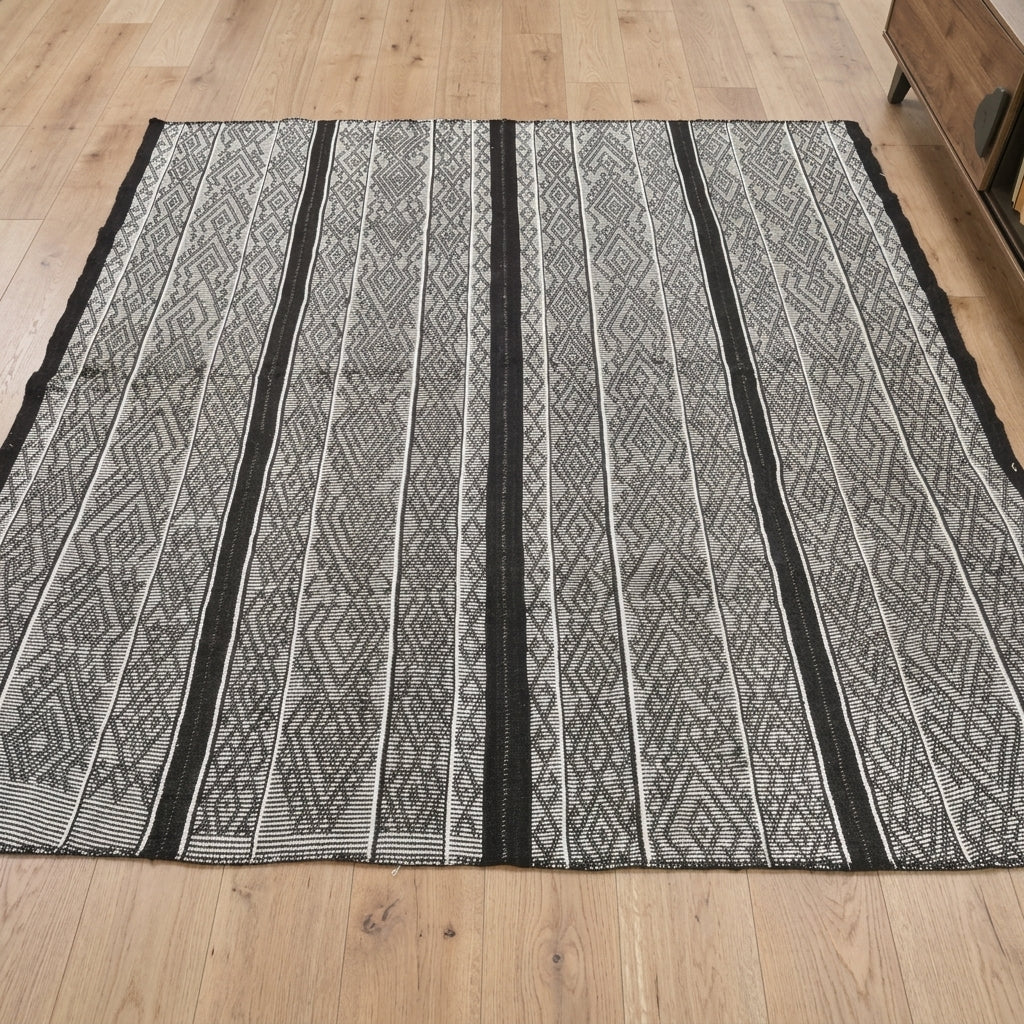 Striped pattern on the Ebru vintage kilim rug – handwoven flatweave in Anatolia, Turkey