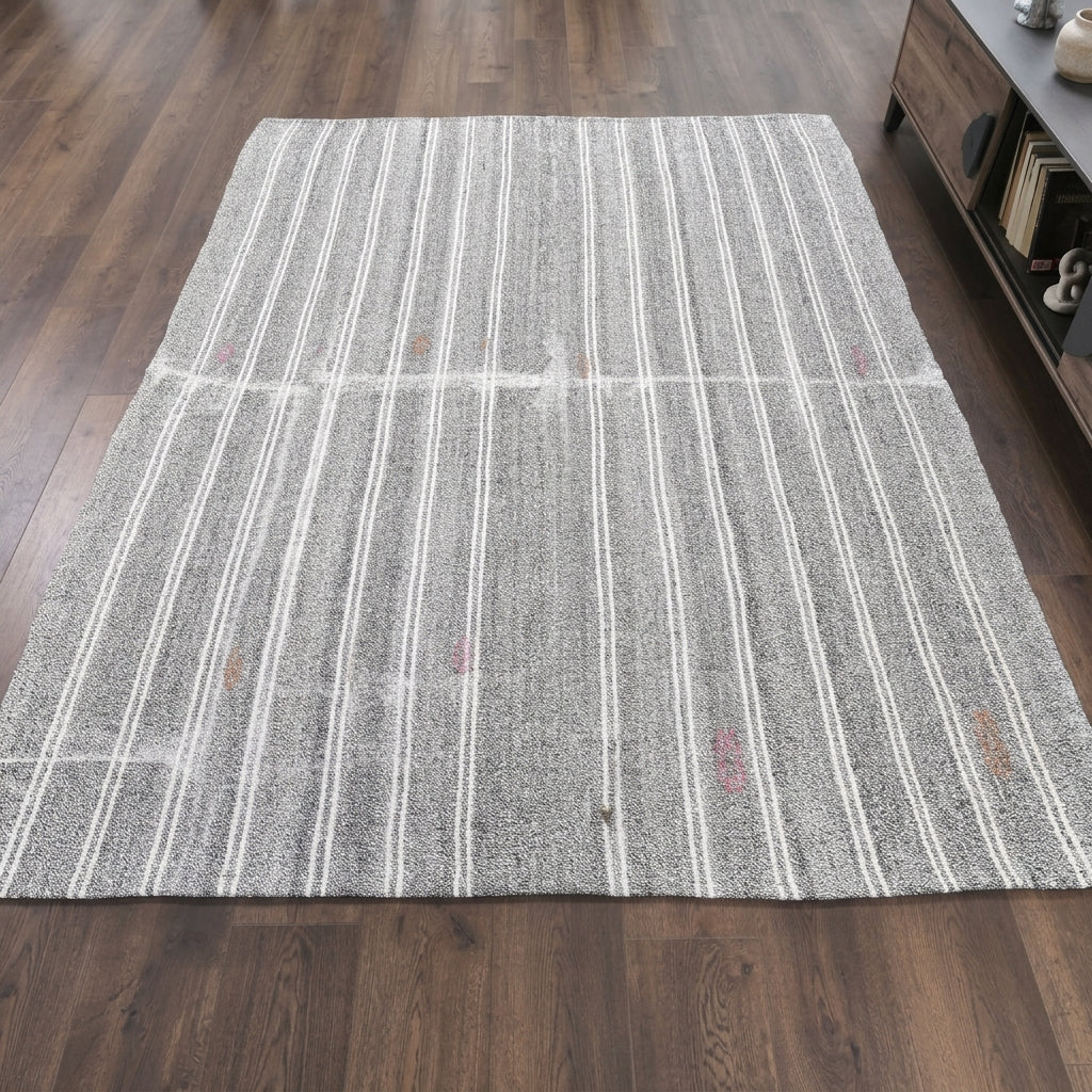 Striped pattern on the Dilperver vintage kilim rug – handwoven flatweave in Anatolia, Turkey