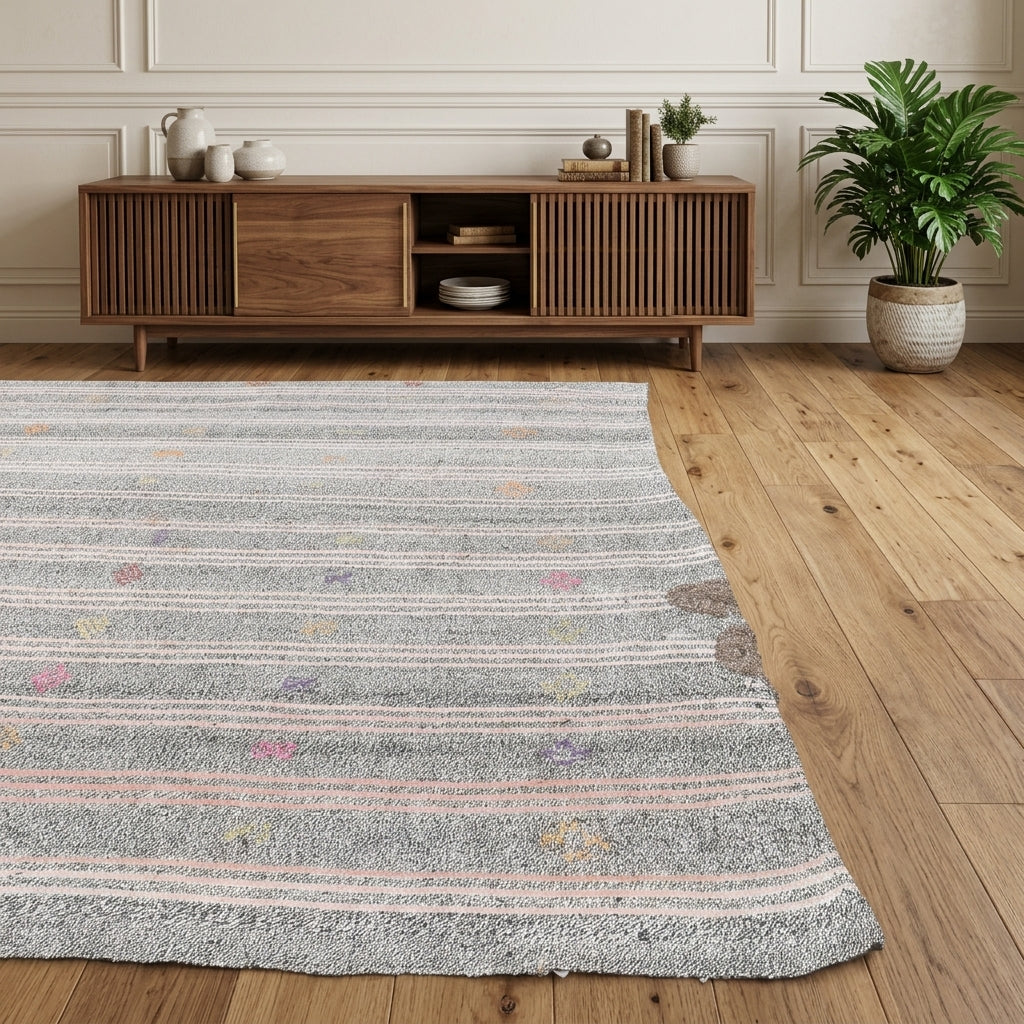Striped pattern on the Dilnaz vintage kilim rug – handwoven flatweave in Anatolia, Turkey