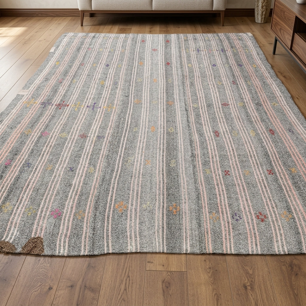 Striped pattern on the Dilnaz vintage kilim rug – handwoven flatweave in Anatolia, Turkey