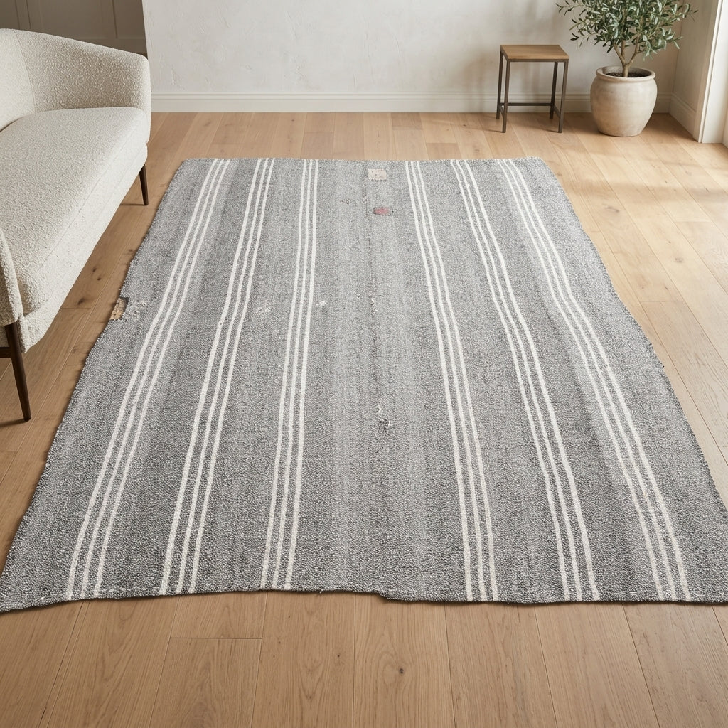 Striped pattern on the Kadifeban vintage kilim rug – handwoven flatweave in Anatolia, Turkey