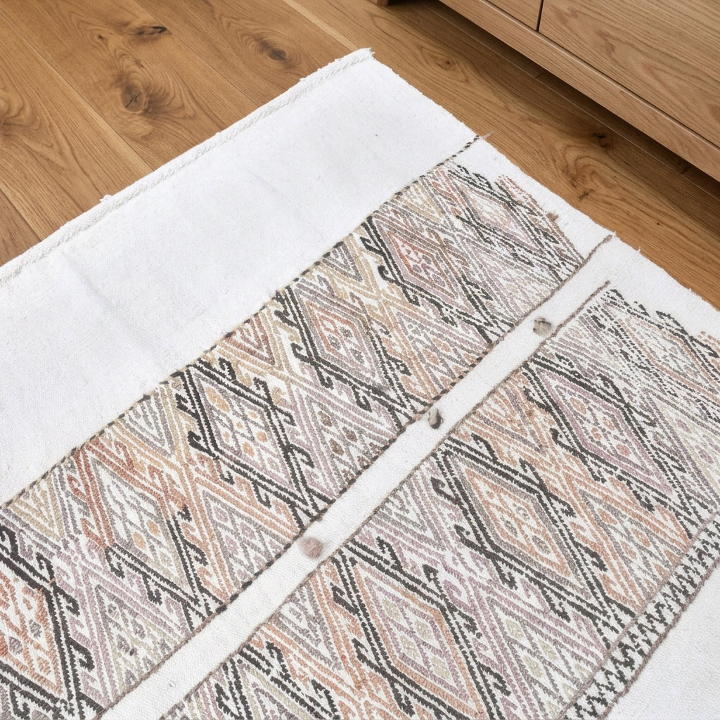 Ikat pattern on the Irmaknaz vintage kilim rug – handwoven flatweave in Anatolia, Turkey