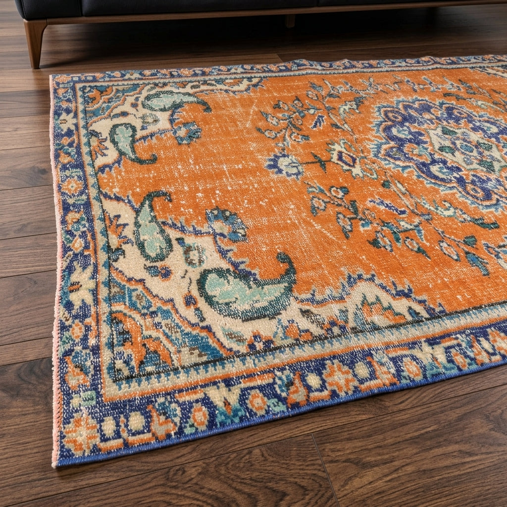 Oriental pattern on the Nihanhayat vintage area rug – handmade in Anatolia, Turkey