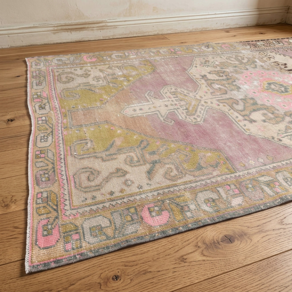 Medallion pattern on the Nigarnisin vintage area rug – handmade in Anatolia, Turkey