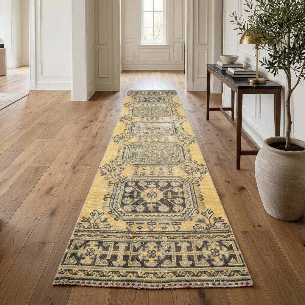 Ikat pattern on the Zulalpare vintage runner rug – handmade in Anatolia, Turkey