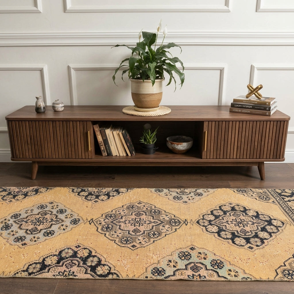 Oriental pattern on the Chrysogena vintage runner rug – handmade in Anatolia, Turkey