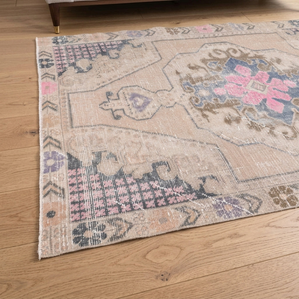 Oriental pattern on the Nevbahar vintage area rug – handmade in Anatolia, Turkey