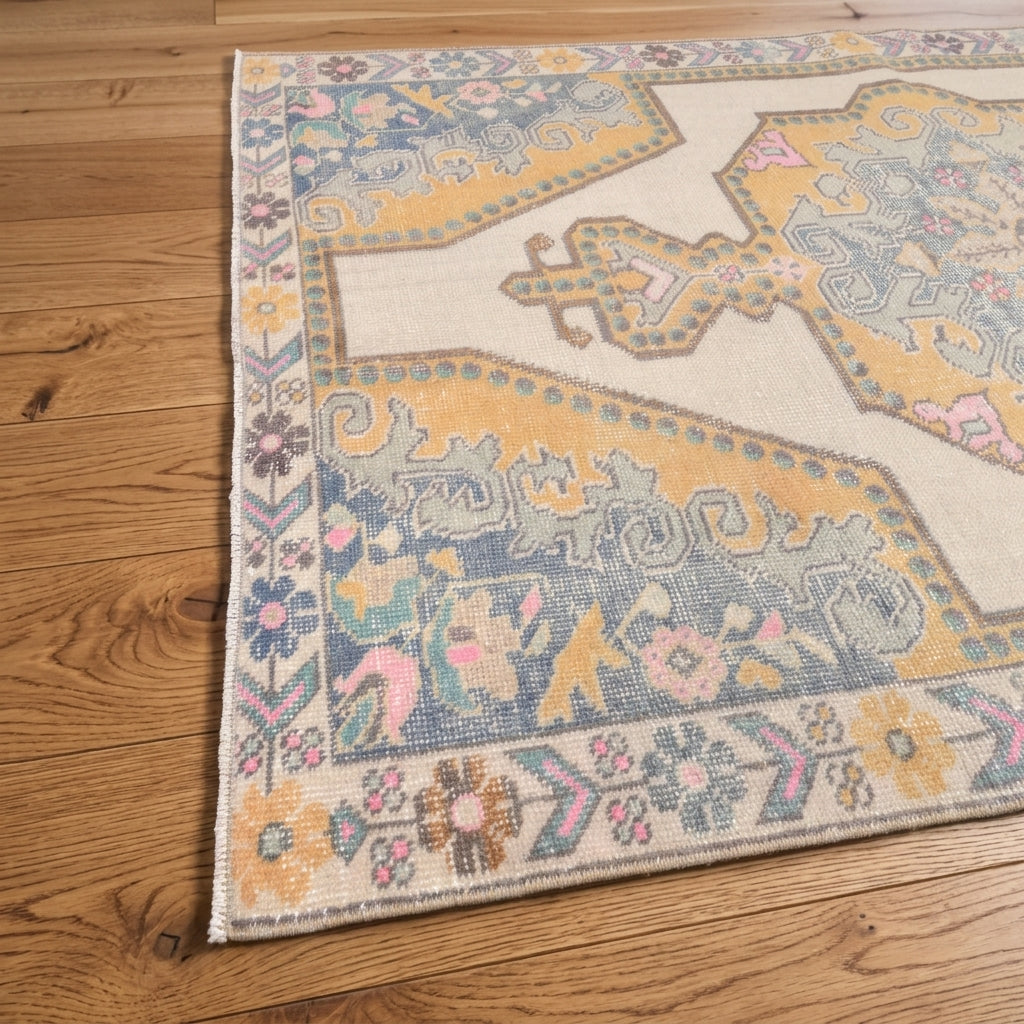 Oriental pattern on the Nesterensema vintage area rug – handmade in Anatolia, Turkey