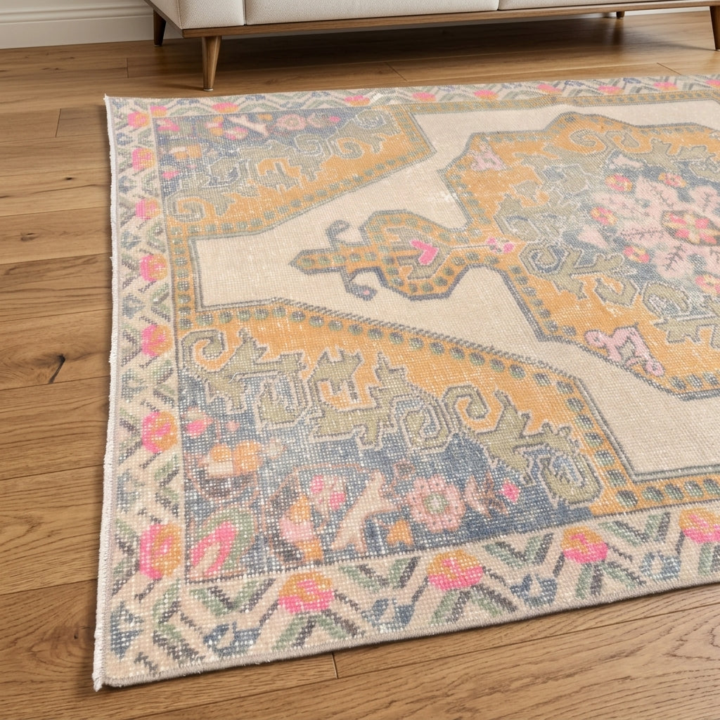 Oriental pattern on the Nesterenbahar vintage area rug – handmade in Anatolia, Turkey
