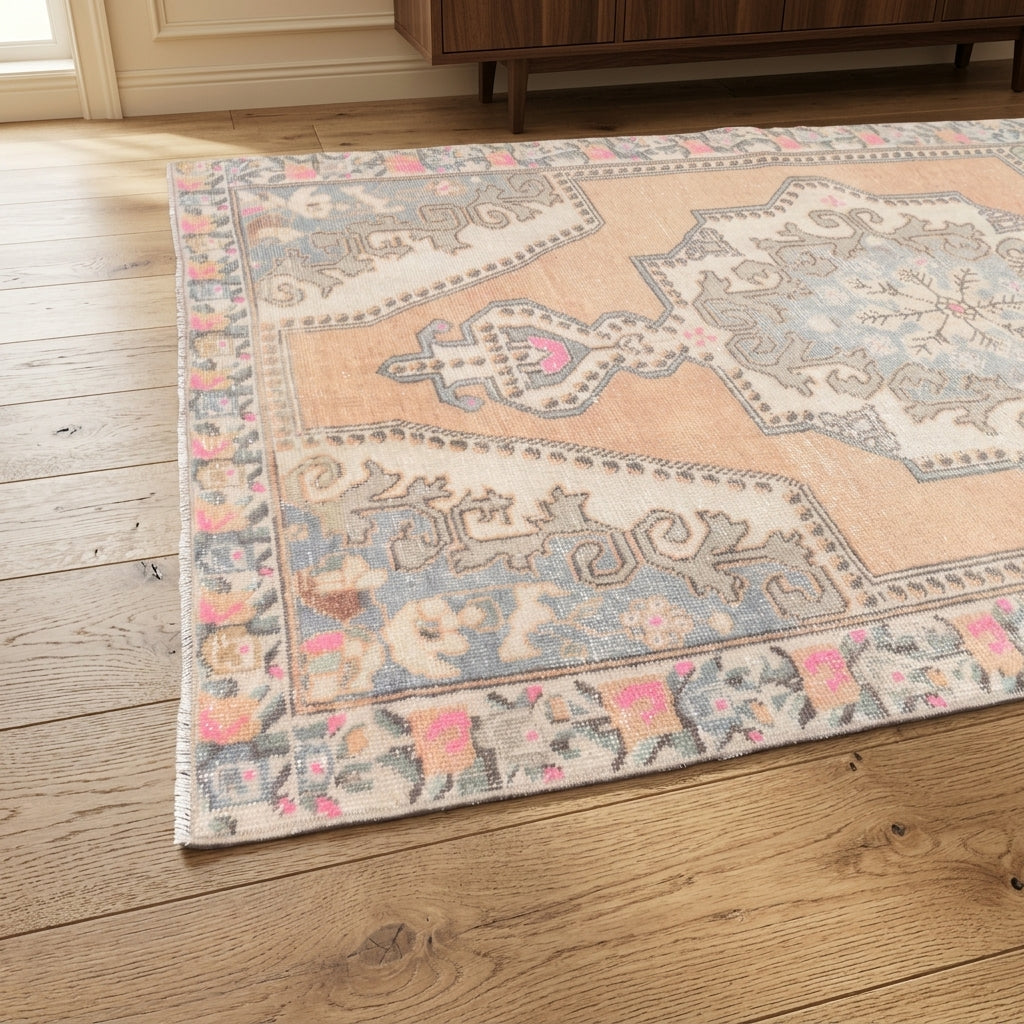 Oriental pattern on the Nesrinay vintage area rug – handmade in Anatolia, Turkey