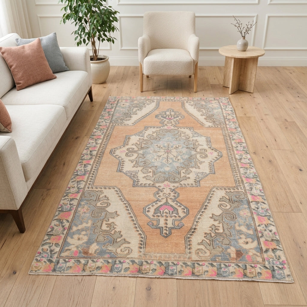 Oriental pattern on the Nesrinay vintage area rug – handmade in Anatolia, Turkey